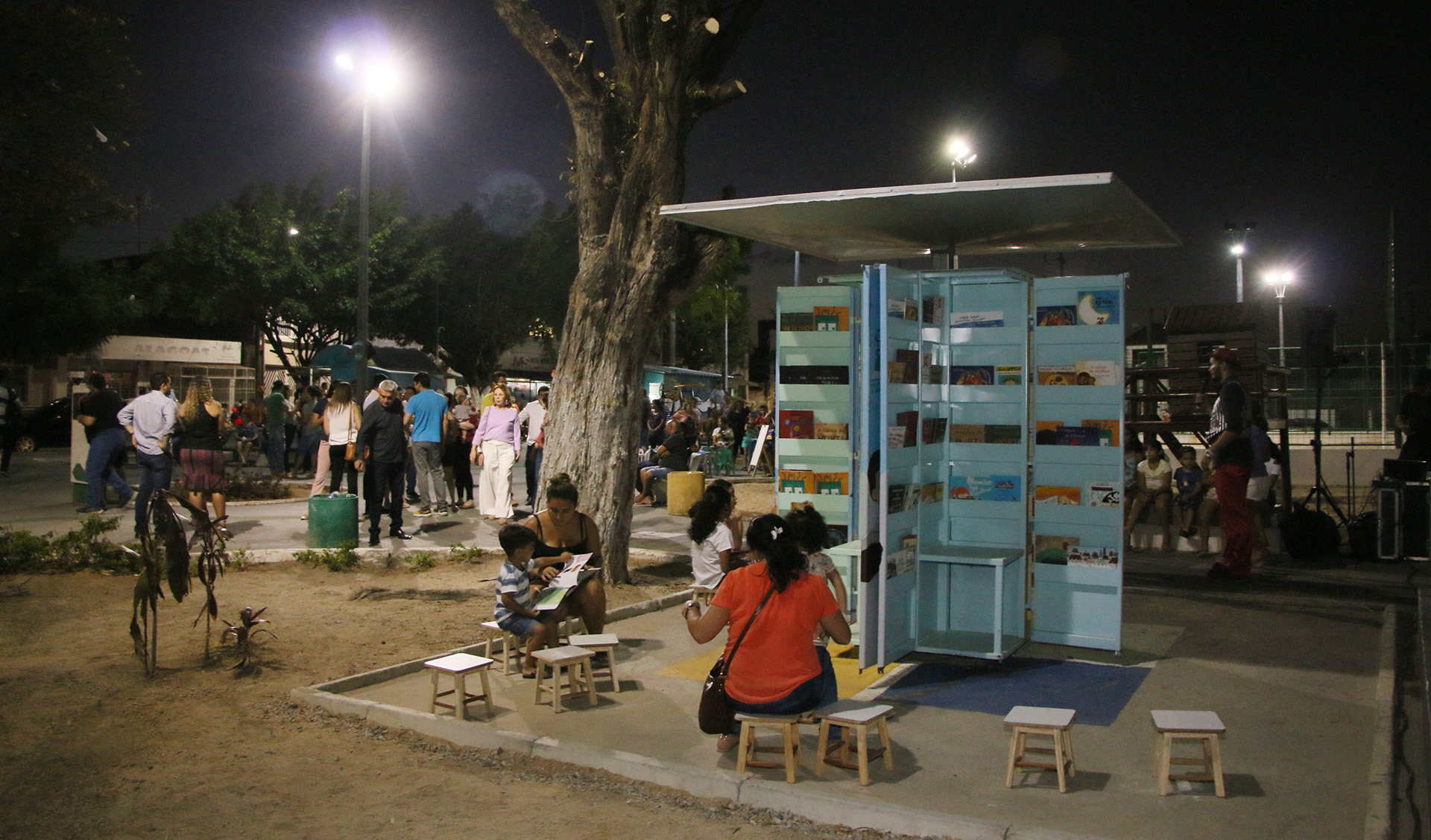 visão geral de uma praça, mostrando quiosques com prateleiras de livros